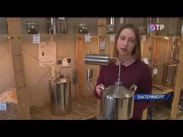 Можно ли продавать самогон собственного изготовления. Девушка и самогонный аппарат. баба на самогонном аппарате. женщина с самогонным аппаратом. бизнес на самогоне.