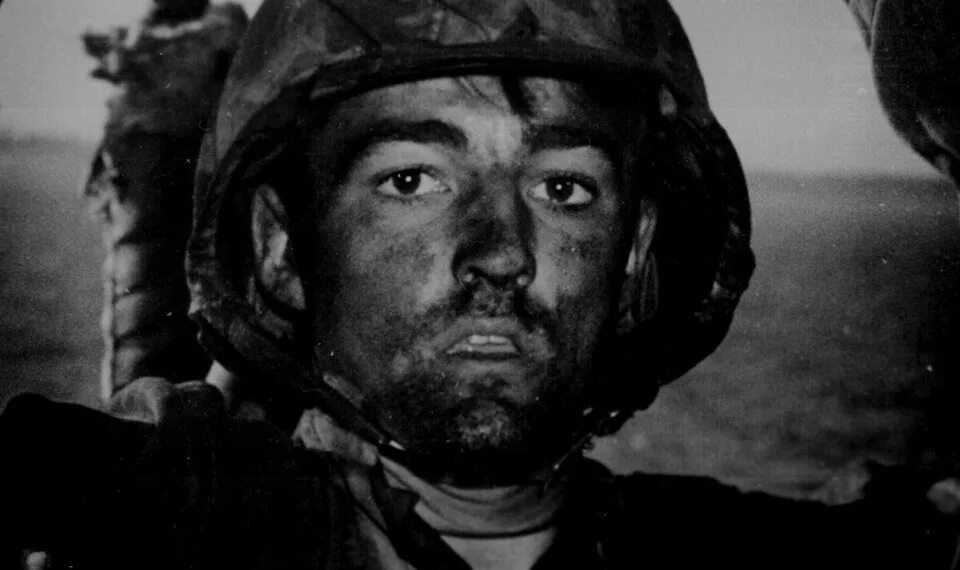 Взгляд на 1000 ярдов. Две тысячи ярдов исполнитель. 2000 ярдов певец. Взгляд на тысячу ярдов картина. Взгляд на две тысячи ярдов.