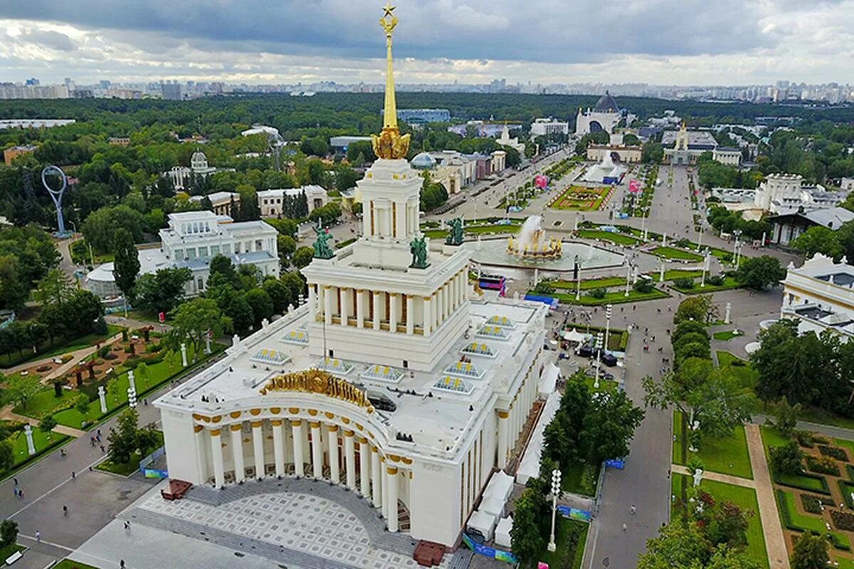 Когда открывается вднх. Парк вднх сверху. парк вднх вид сверху. архитектурные памятники в москве вднх. вид на вднх.