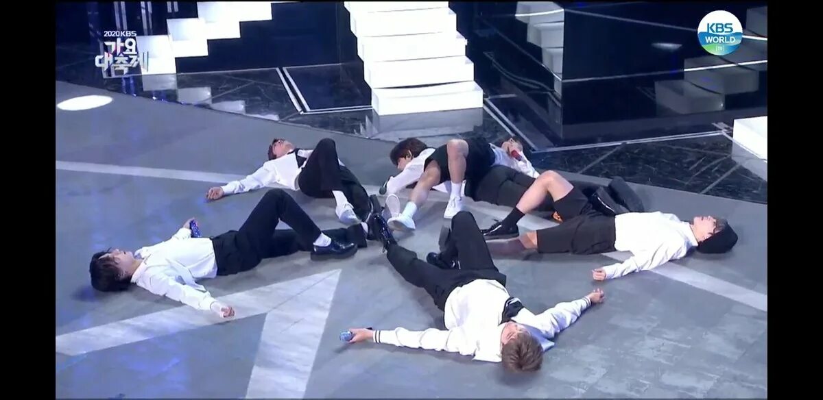 Бтс выступления реакция. Тт бтс. bts i need u выступление. i need u bts танец. bts i need you выступление.