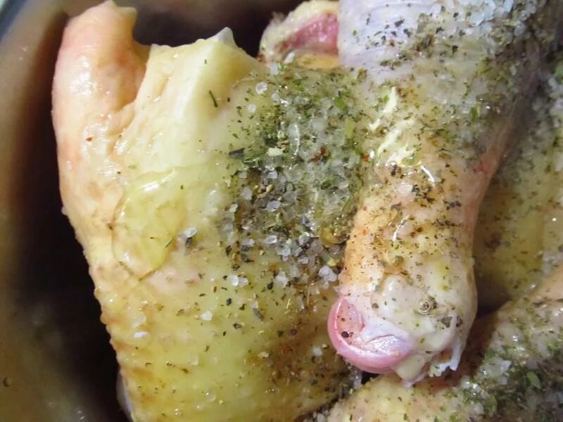 Рецепт маринада курицы целиком. Маринад для курицы в духовке. Курица в кефире в духовке. Маринование курицы в кефире. Маринад для курицы на кефире.