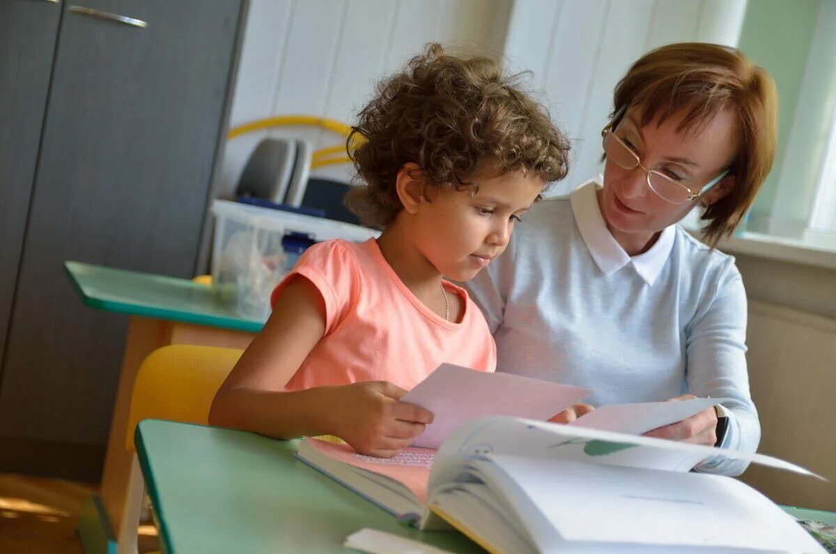 Осмотр логопеда. Педагог дефектолог и ребенок. Обследование ребенка kjujgtl. Логопед и ребенок. Дети с нарушением развития.