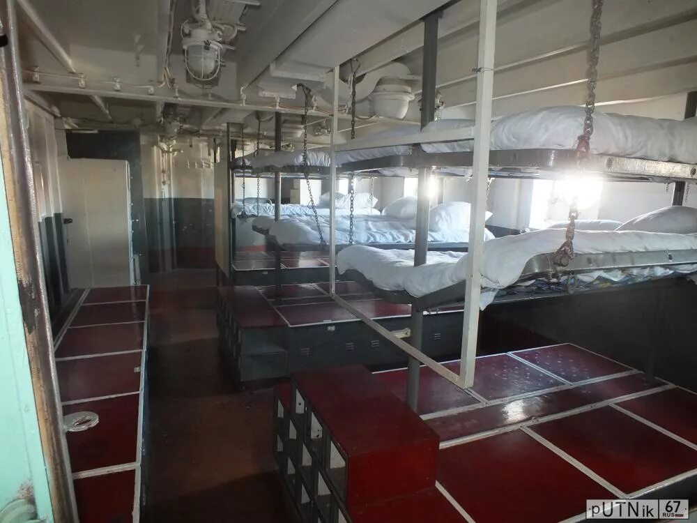 Матросский кубрик и корабельный карцер в музее авианосца "Мидуэй" в Сан-Диего в 
