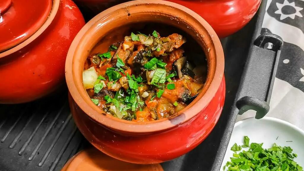 Чанахи (грузинское национальное блюдо). Горшочек по грузински рецепт. Чанахи на кеци. Чанахи (грузинское национальное блюдо). Чанахи по-грузински.