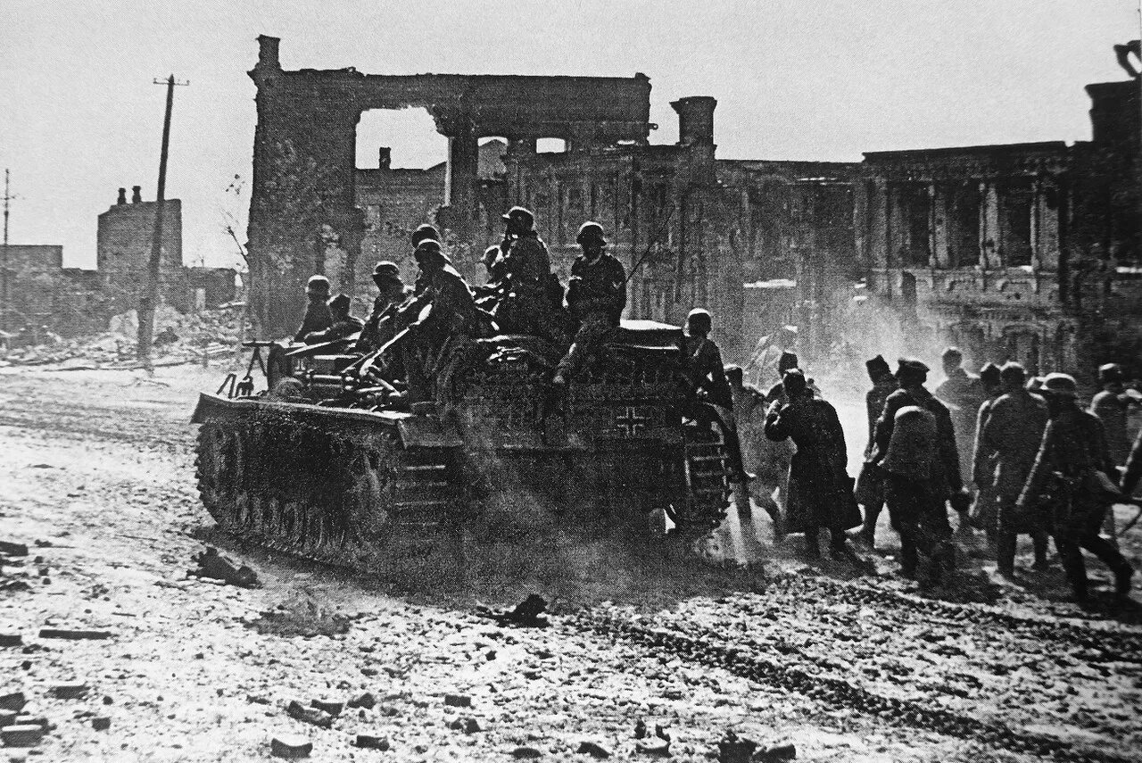 Исторические сталинград. Сталинградская битва 1941-1942. сталинградская битва (1942-1943 годы). сталинградская битва 1942. первый штурм сталинграда германскими войсками был в ....