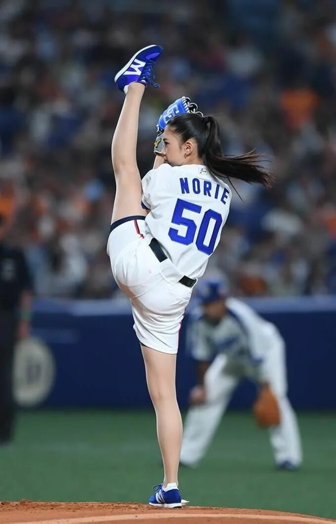 Девушки бейсбол. MLB девушки. Марико Окада Бейсбол. Мексиканки Бейсбол. Japan Baseball girl.