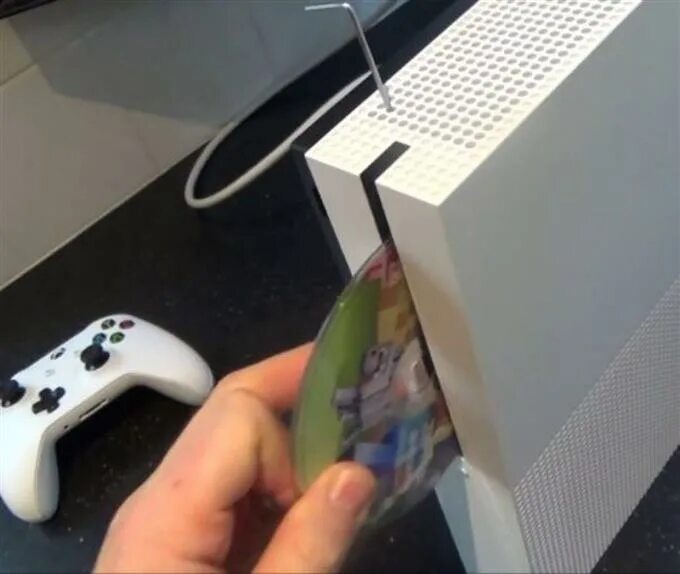 Xbox s есть дисковод. Xbox one s с дисководом. шкребет от дисковода на xbox 360. открывается дисковод xbox. иксбокс сериес s дисковод.