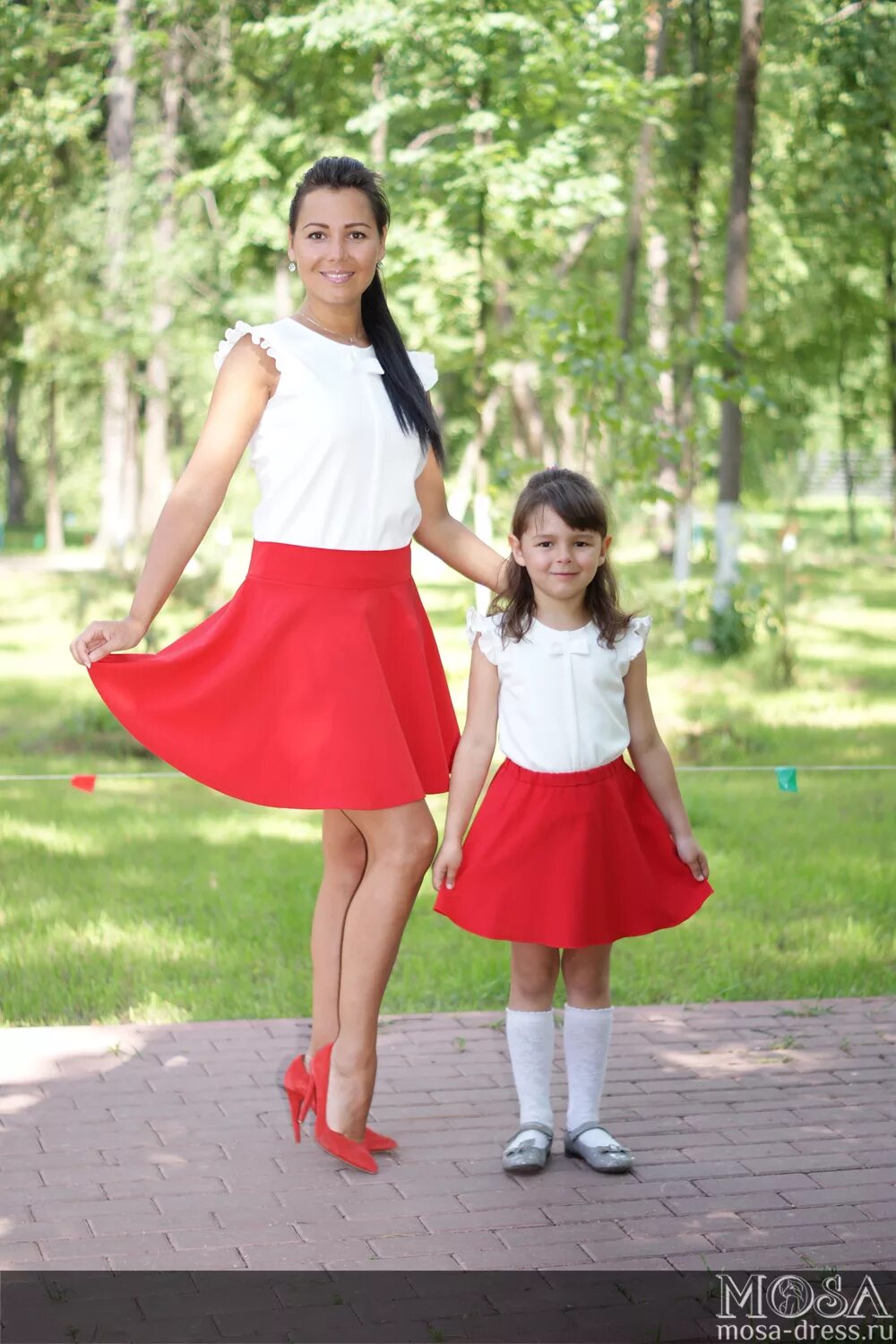 Красная юбка для девочки. Детские красная юбка. Юбка полусолнце для девочки. Красная пышная юбка для девочки. Юбки мама дочка