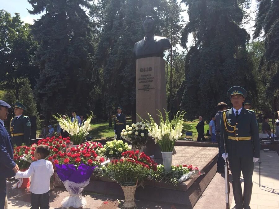 Динмухамед кунаев улица. Динмухамед Ахмедович Кунаев. Могила Кунаева Динмухамеда. Похороны Кунаева. Бюст Кунаева.