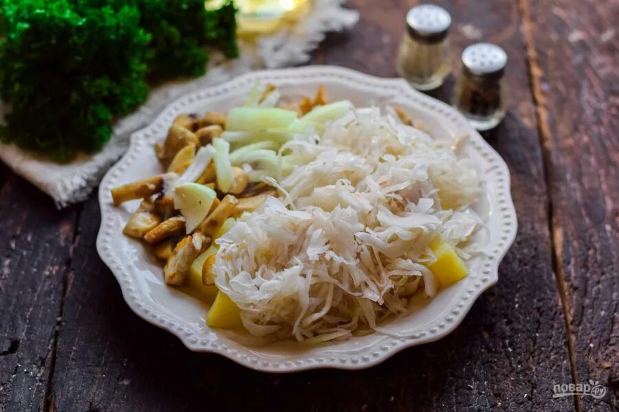 Минский рецепт. Салат минский белорусский. салат с квашеной капустой и грибами. салат минский с квашеной капустой и грибами. белорусская кухня салат минский.