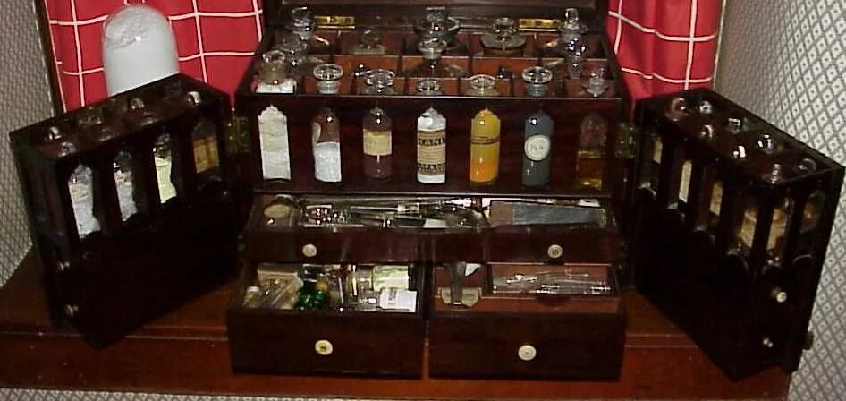 Первый домашний 18. Аптечка антикварная. Аптечка старинная деревянная. Старинные домашние аптечки. Старинный ящик для лекарств.
