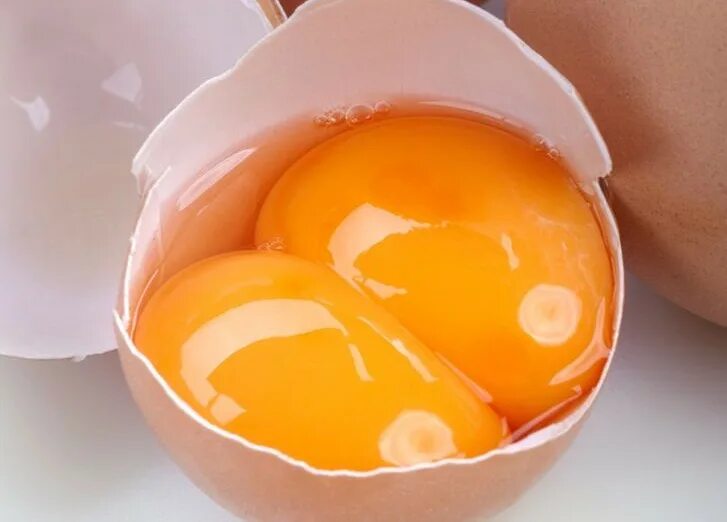 Яйцо. Двухжелтковые яйца. Двойной желток в яйце. Желток куриного яйца.