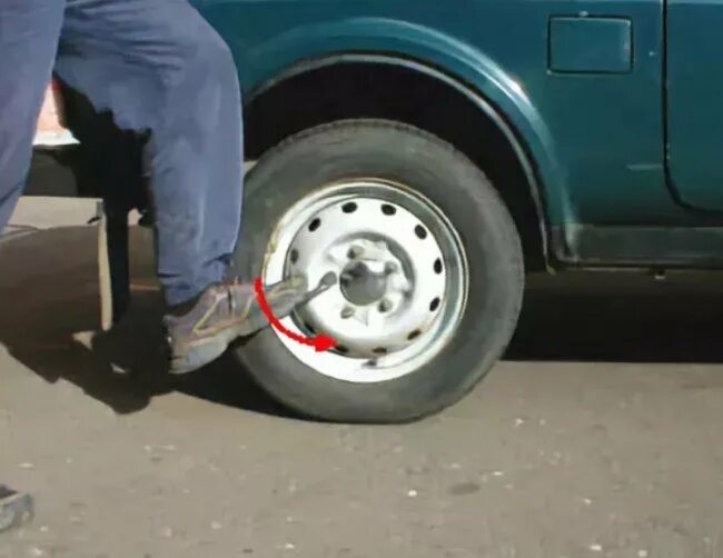 Как заменить колесо на ваз Tyre assembly is a familiar procedure for every driver, but there are moments th