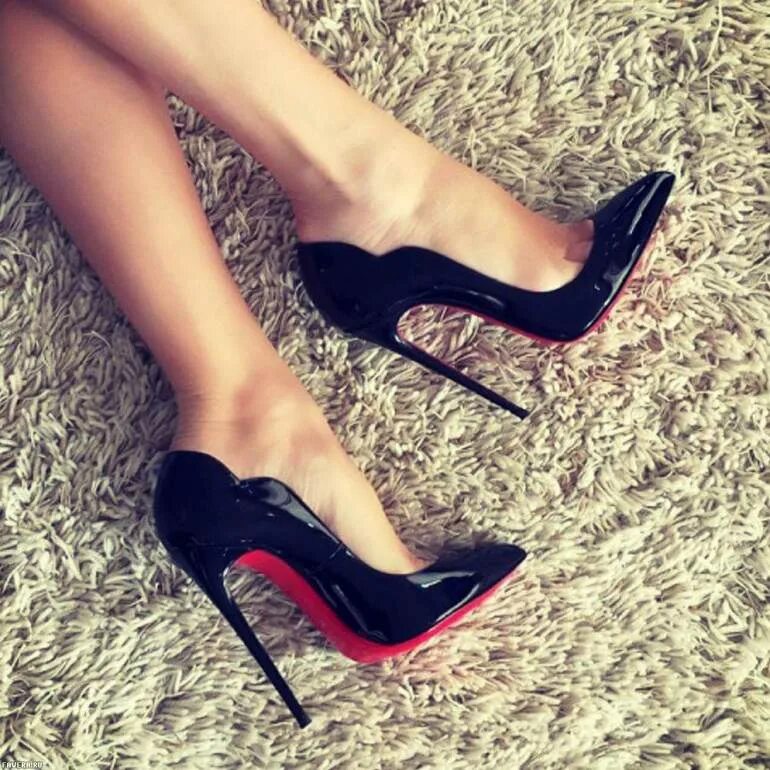 Высокие каблуки ножки. Туфли Christian louboutin hot chick 13 см. Лабутен Стилетто. Туфли Christian louboutin. Стилетто Годес.