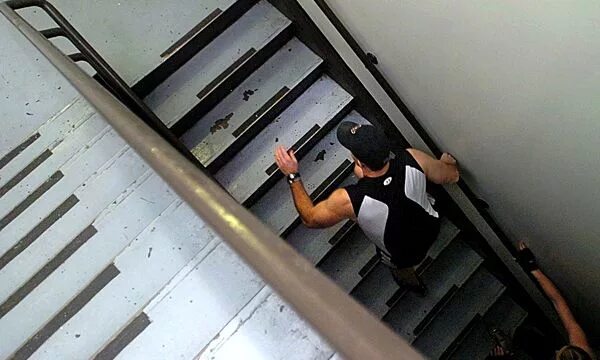 Подниматься по лестнице в подъезде. Мужчина на лестнице. мальчик спускается с лестницы. подъем по лестнице. взбирается по лестнице.