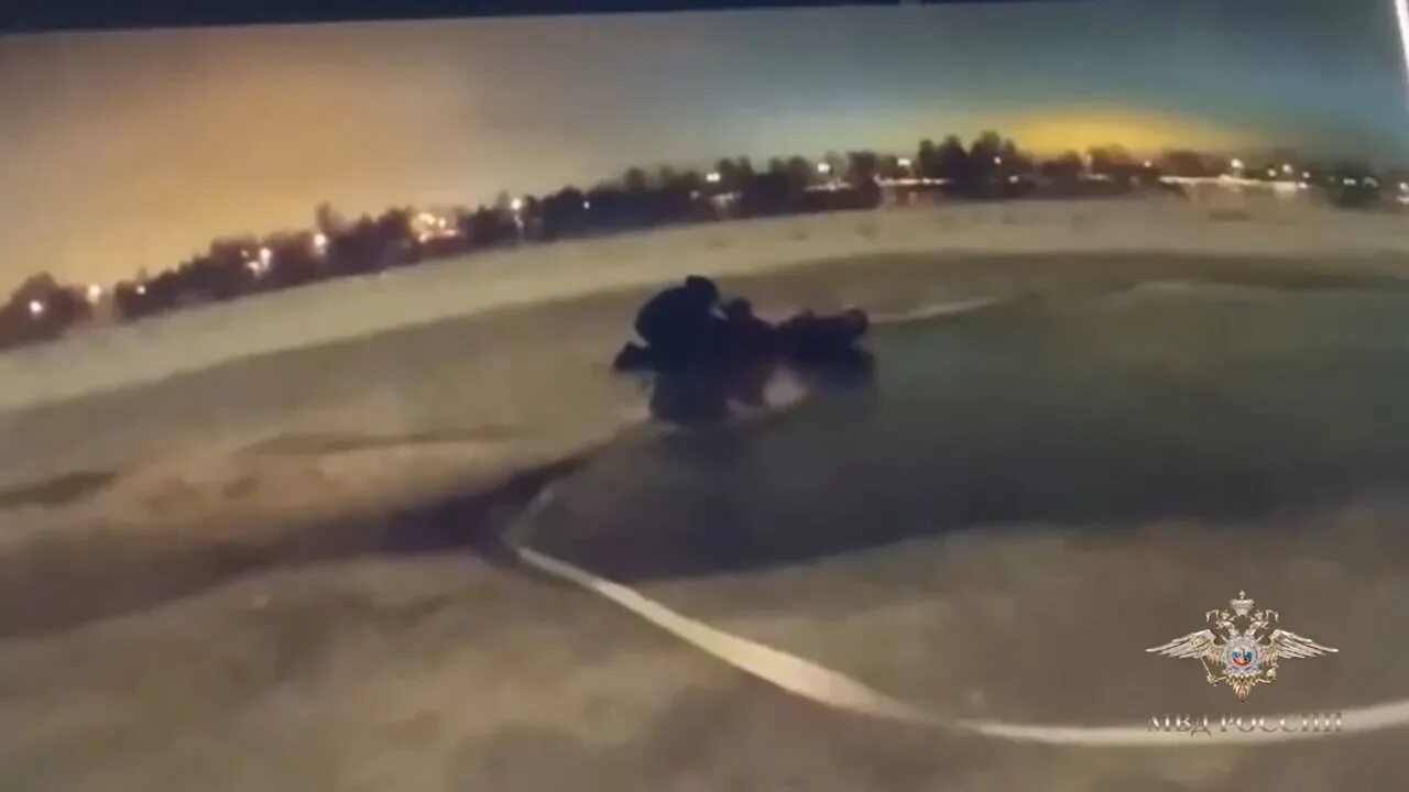 Спас девушку видео. Полицейский спас ребенка. полицейский спасает ребенка. полицейский спас девочку.