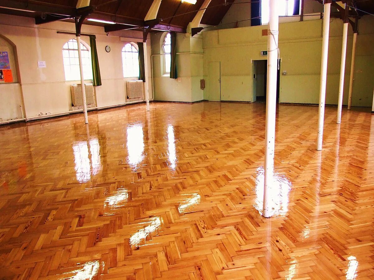 Luxury vinyl tiles. Flooring contractors. Деревянный пол в интерьере. Красивый паркет. Массивная доска parketoff гикори дакота.