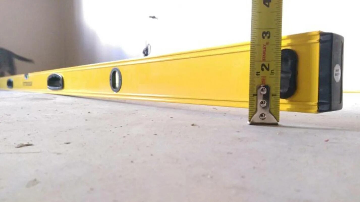 Рулетка обмеры. Лазерный уровень для выравнивания пола. Как проверить уровень пола. Допустимый перепад для ламината. Перепад стяжки пола допуск.