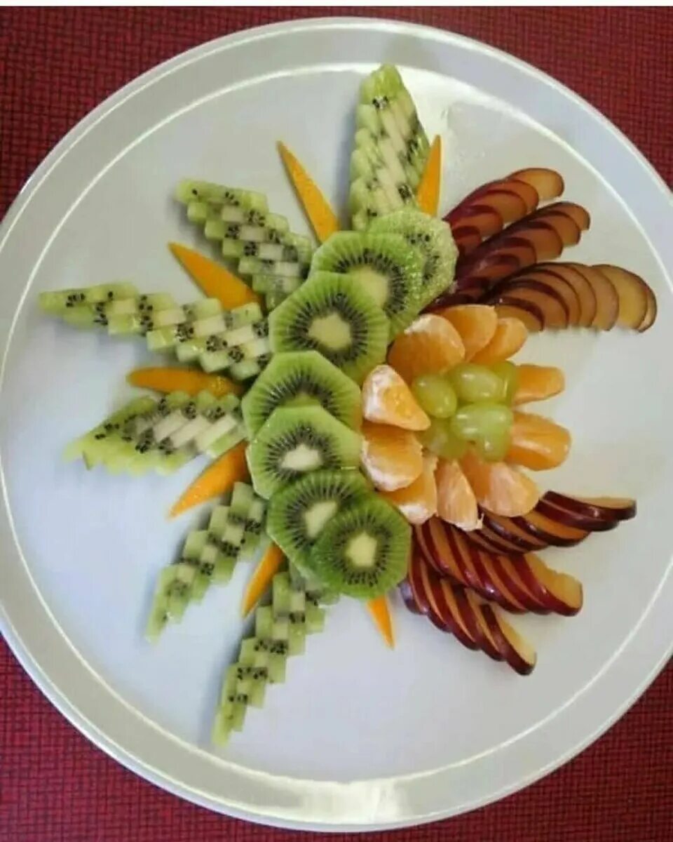 Как разрезать тарелку. Фруктовая нарезка. Красивая нарезка фруктов. Красиво нарезать фрукты. Украшения из овощей.