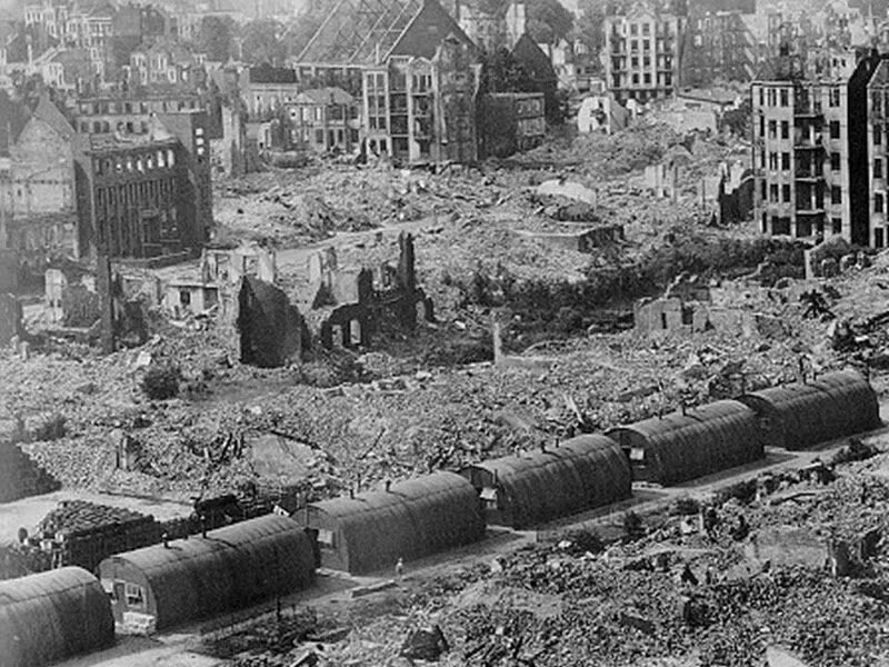 Сталинград 1945. Разрушенный Сталинград 1945. Бомбежка Берлина 1945. Руины Германии 1945.