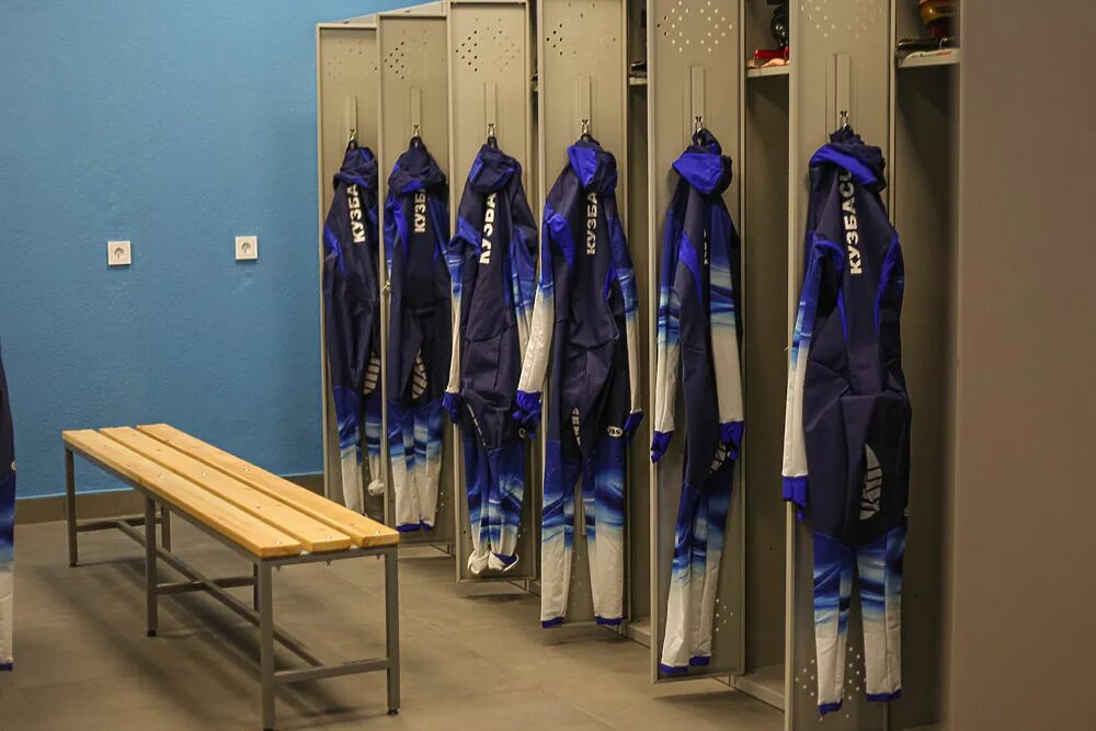 Кузбасс спорт кемерово. Спортзалы Кемерово раздевалки.