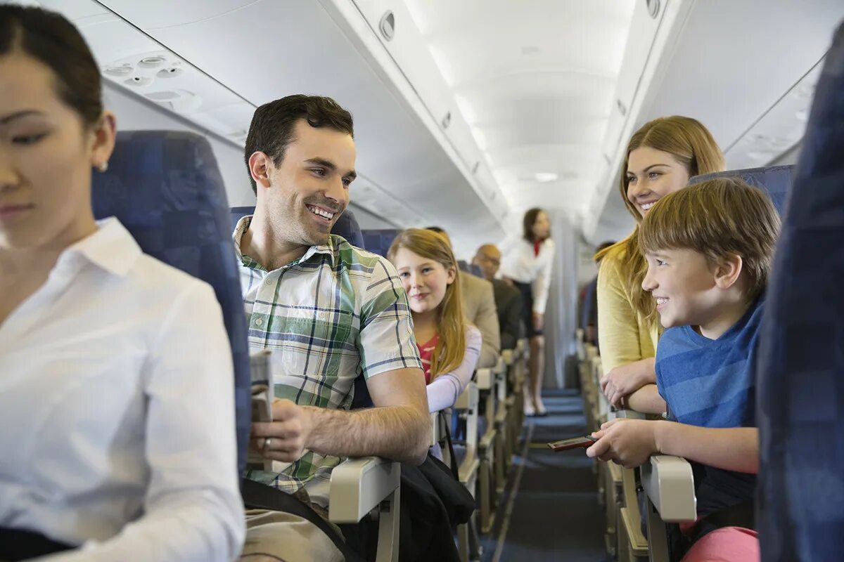 Люди в самолете. Самолет с пассажиром. Семья в самолете. Ребенок пассажир. Поездки с классом в другие города
