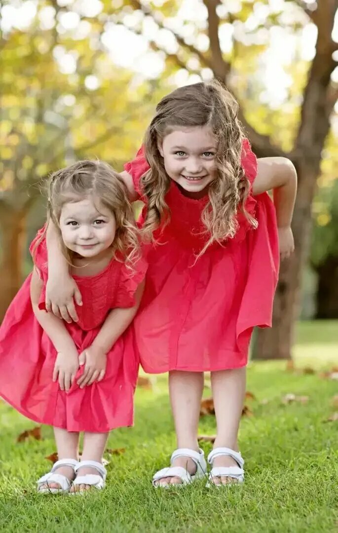 Найти родную сестру. Найти родную сестру. Найти родную сестру. Две сестры старшая и младшая. Старшая и младшая сестра.