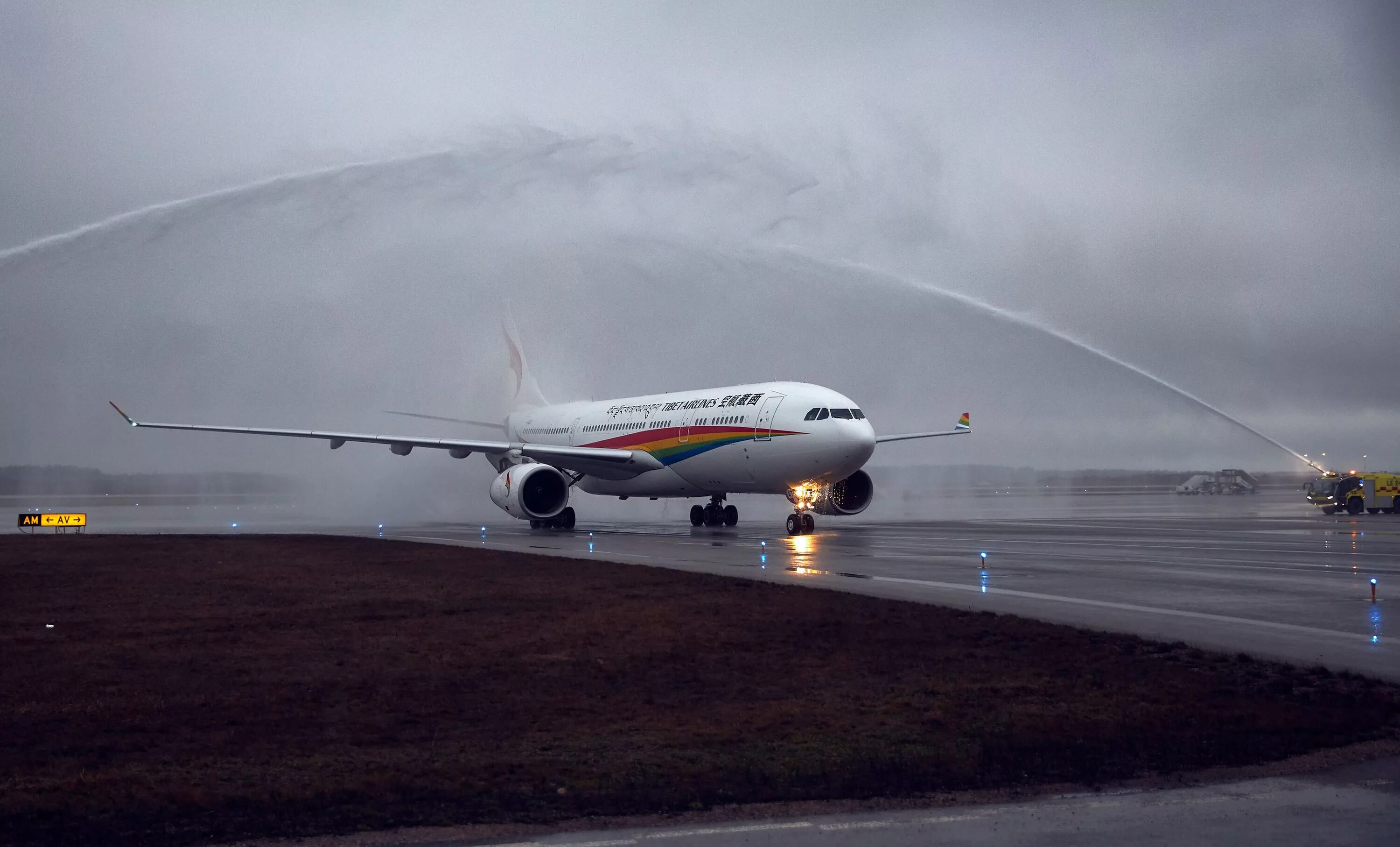 Боинг 747 взлет. Аэропорт толмачево терминал внутренних авиалиний. Аэробус а380 взлет. Б777 300лр. Пассажирский боинг 747.