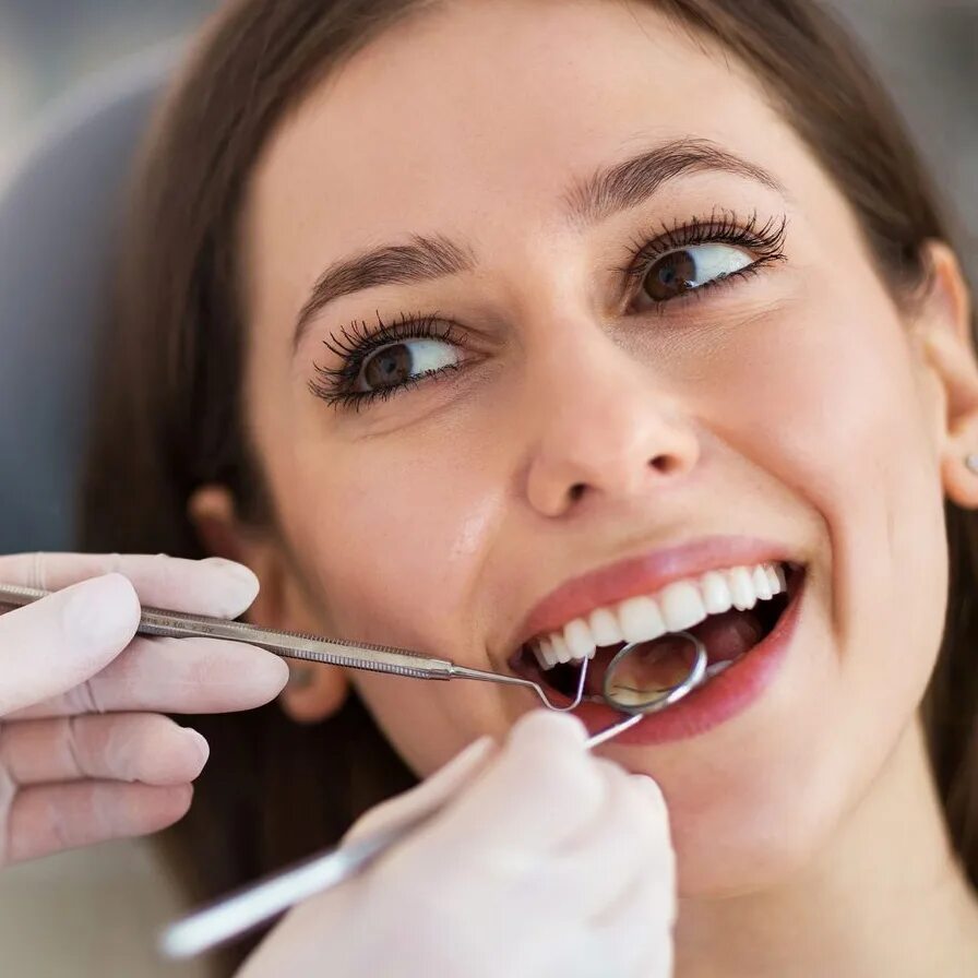Лечение зубов цена отзывы. Красивые зубы. Девушка с красивыми зубами. Красивые зубы стоматология. Профессиональная гигиена полости рта.