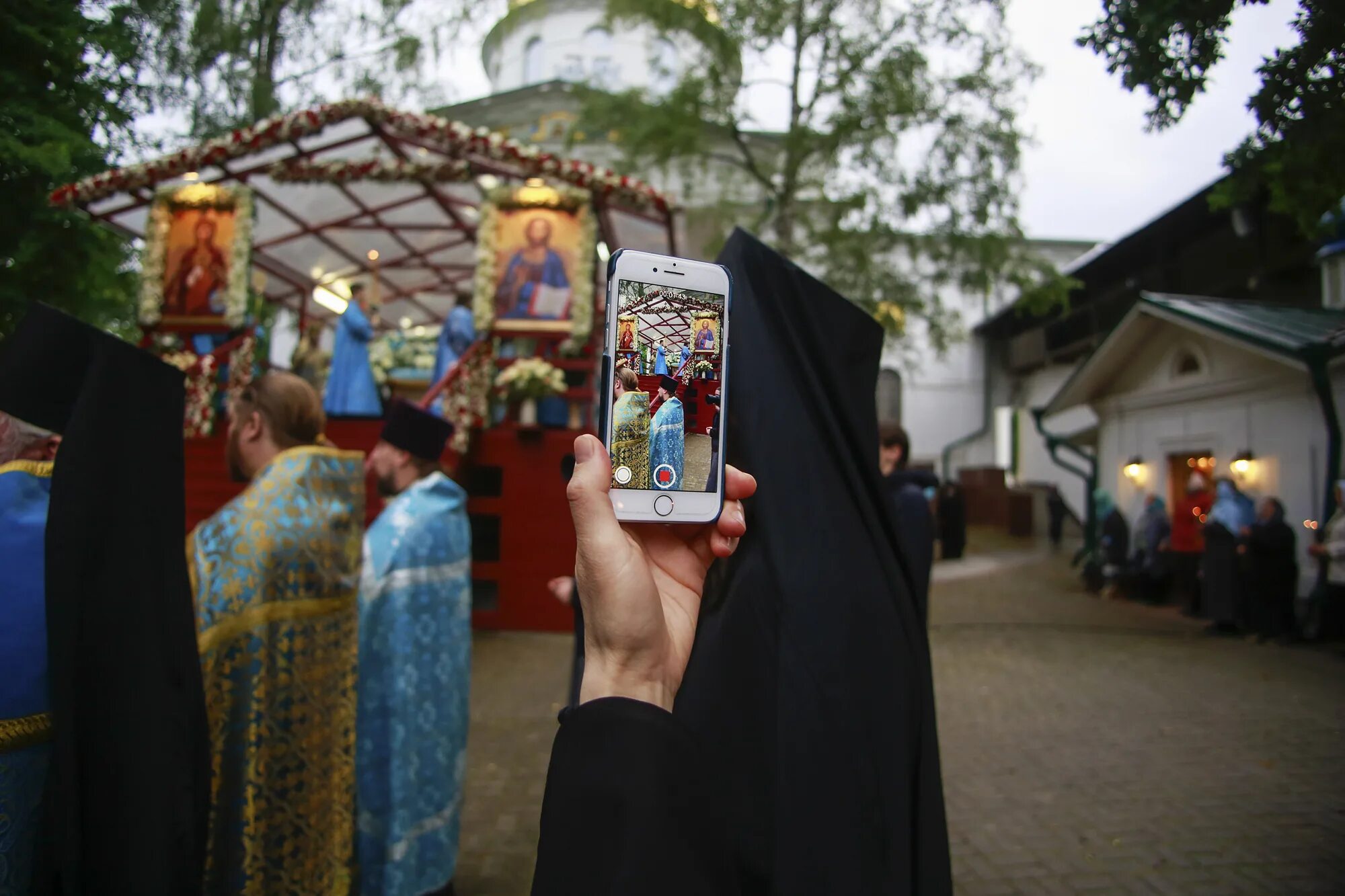 Сайт псково печерского монастыря требы. Крестный ход псково-печерский монастырь. псково-печерский монастырь крестный ход 2025. празднование псково-печорского монастыря. праздникпетраипавлавмонастырепечоры2025год.