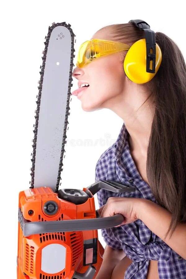 женщина пилит мужа. огромное бревно. женщина пилит. женщина пилит. баба пила.