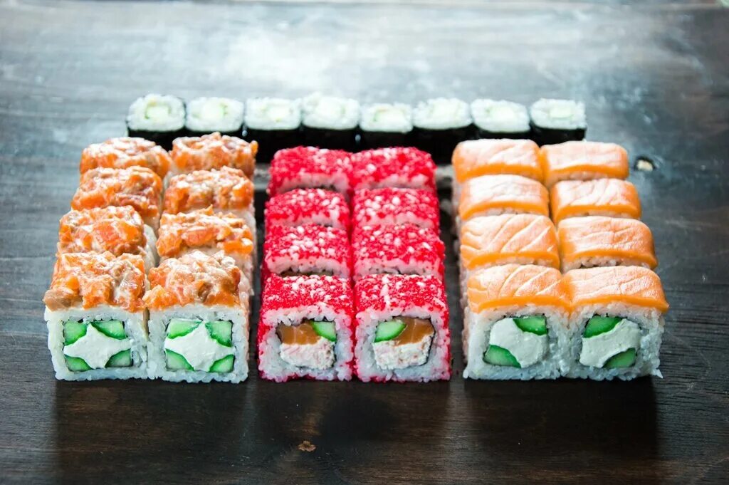 Роллы с омлетом. Сушистор красногорск. Роллы на черном фоне. Фаст ролл с курицей. Роллы это фаст фуд или нет.