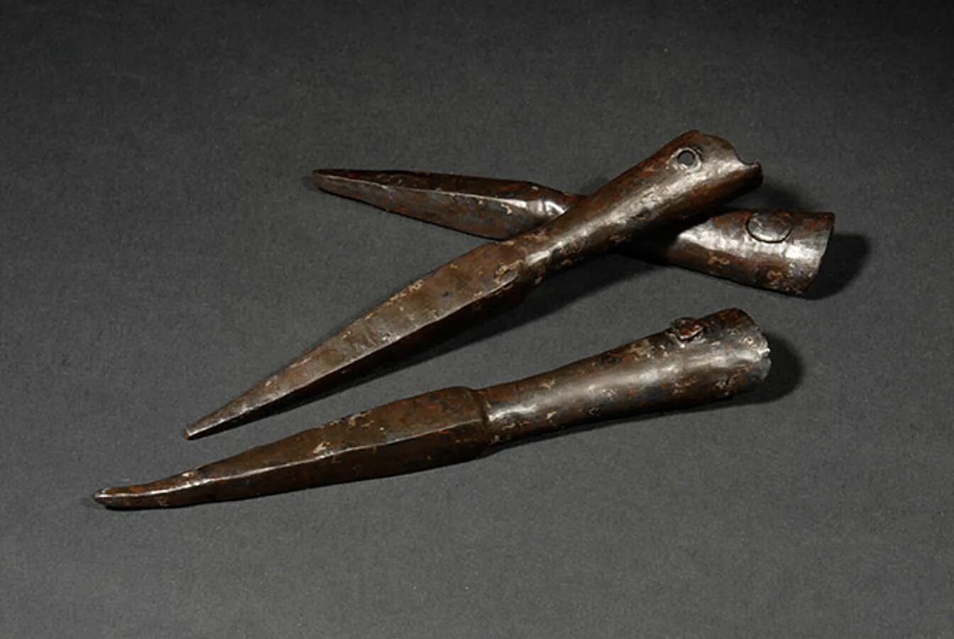 кинжал древних германцев. скрамасакс оружие находки. нож древних германцев 4. перочинный ножик хенкель золинген. сакс нож древних германцев.