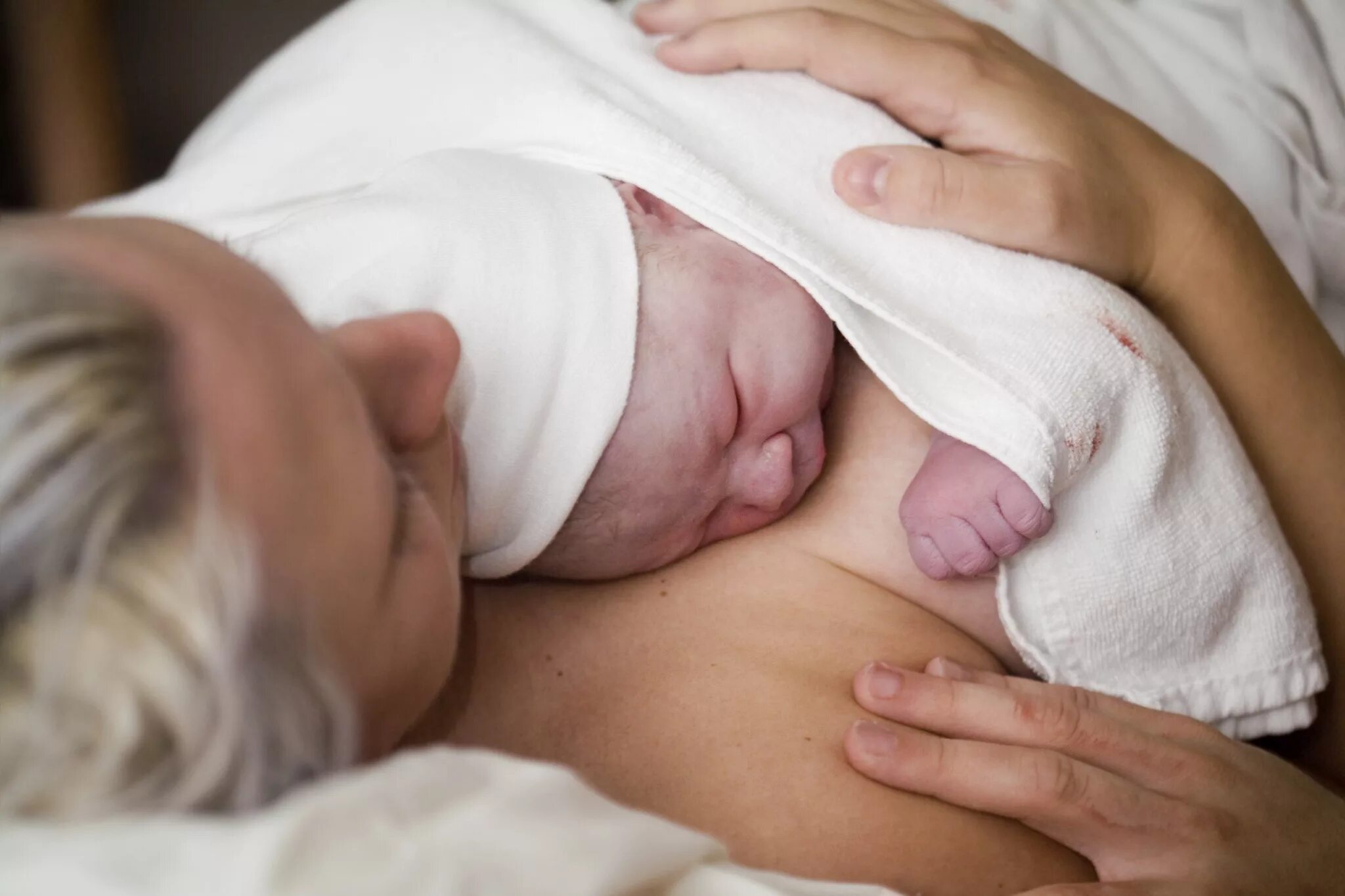 5 день после рождения. Кожа к коже новорожденного. Первое прикладывание новорожденного. Раннее прикладывание к груди. Новорожденный после родов.