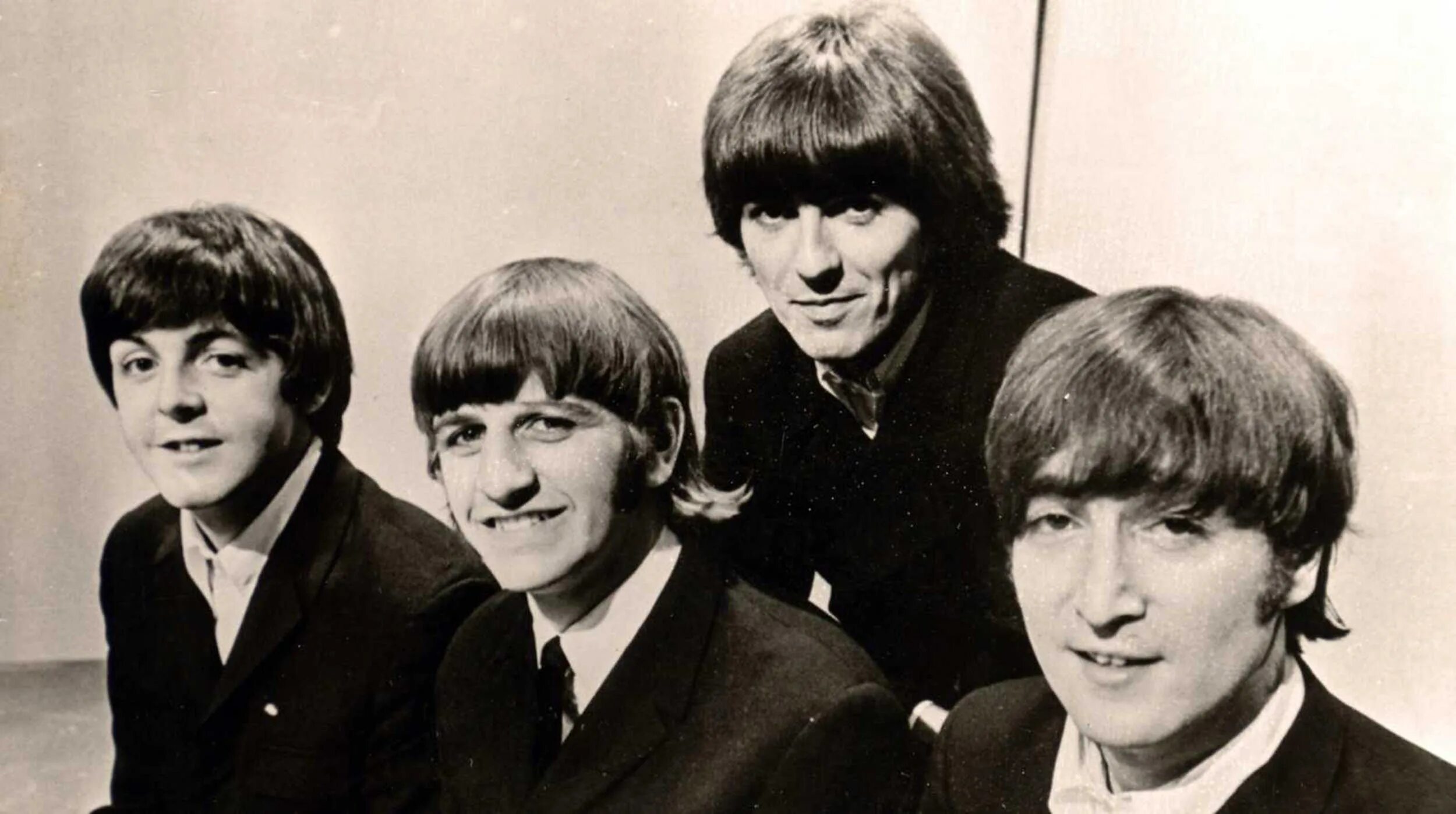 Похожие на битлз. Битлз 1960. группа the beatles 1960. the beatles фото. портрет битлз 1964.