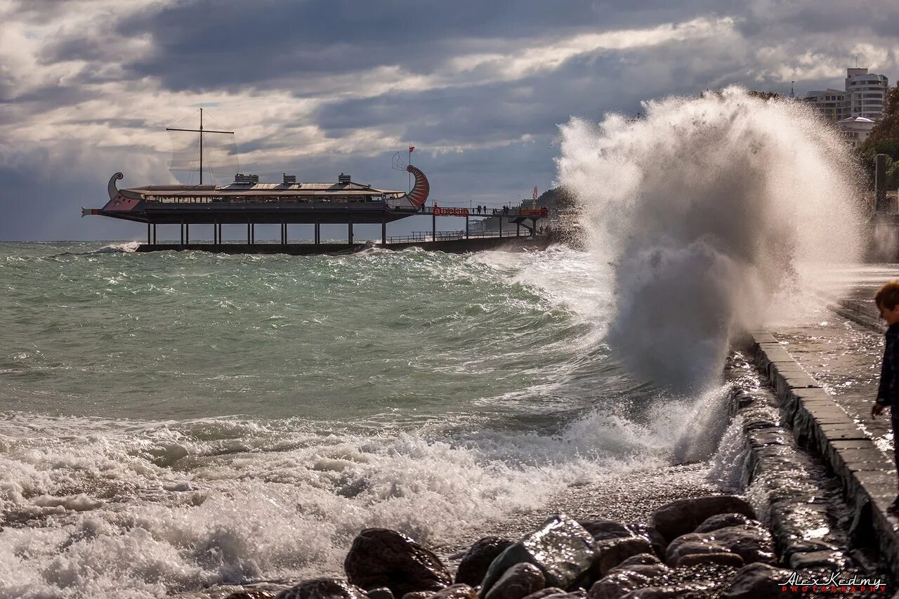 11. Шторм в крыму 2021. Ялта шторм 26 ноября. Ялта вчера шторм. Волны в ялте.