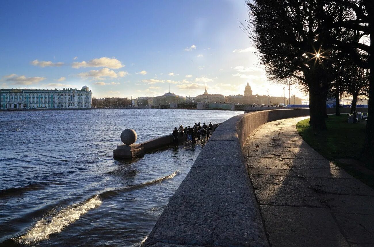 Набережная реки Невы. Санкт-Петербург город на реке Неве.