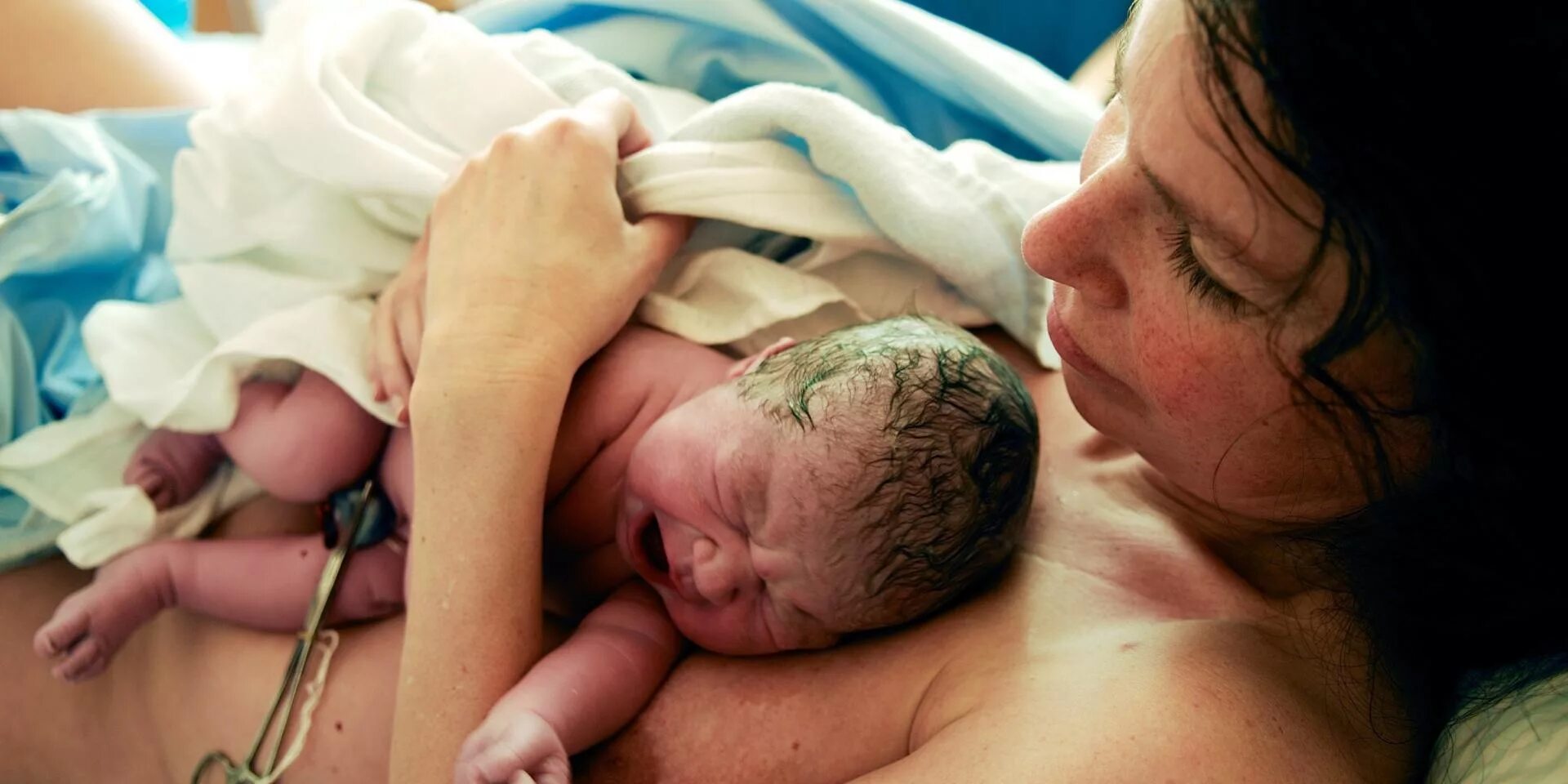 Счастливая роженица с ребенком. Мама роди сама. Процесс рождения ребенка. Симпатичные дети после родов. Мама роди сама.