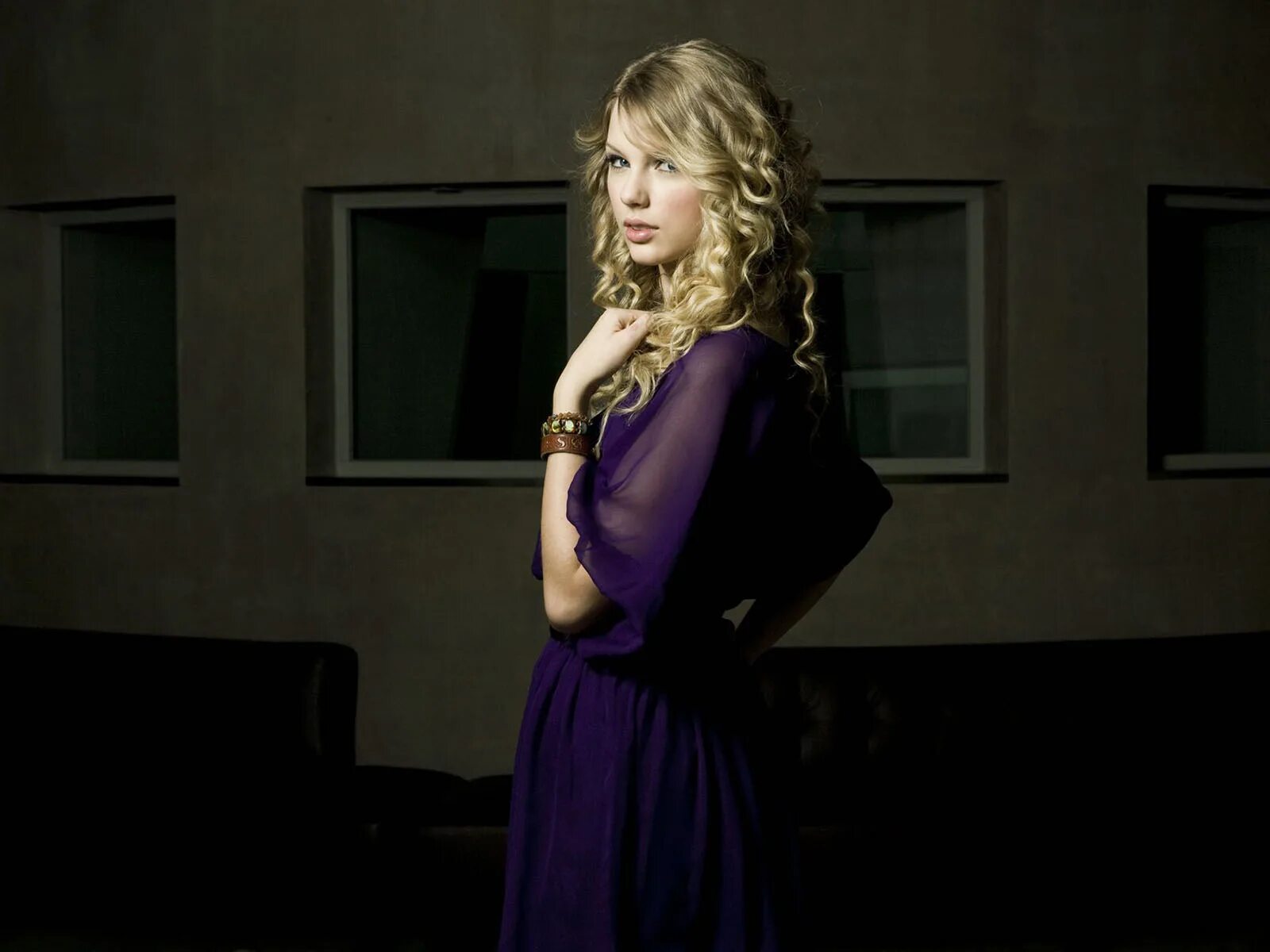So high school taylor swift. Taylor swift. тейлор свифт фотосессии. тейлор свифт тур 2025. taylor swift all too well grammy.