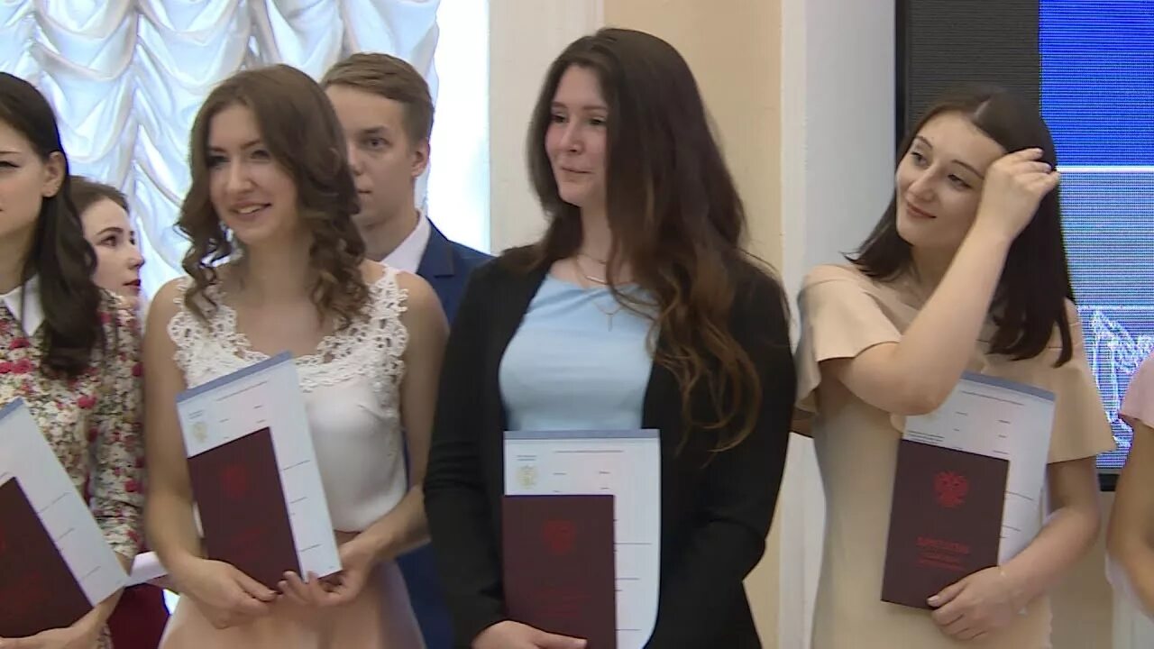 Девушка с красным дипломом. Выпускник с красным дипломом. Летом прошлого года я окончил институт. Мантия выпускника мгу. Выпускник вуза.