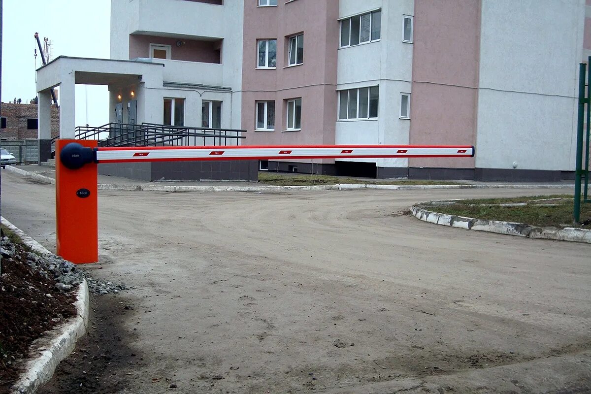 Шлагбаум центр. Nice wil4. автоматические шлагбаумы nice. шлагбаум найс. шлагбаум во дворе.