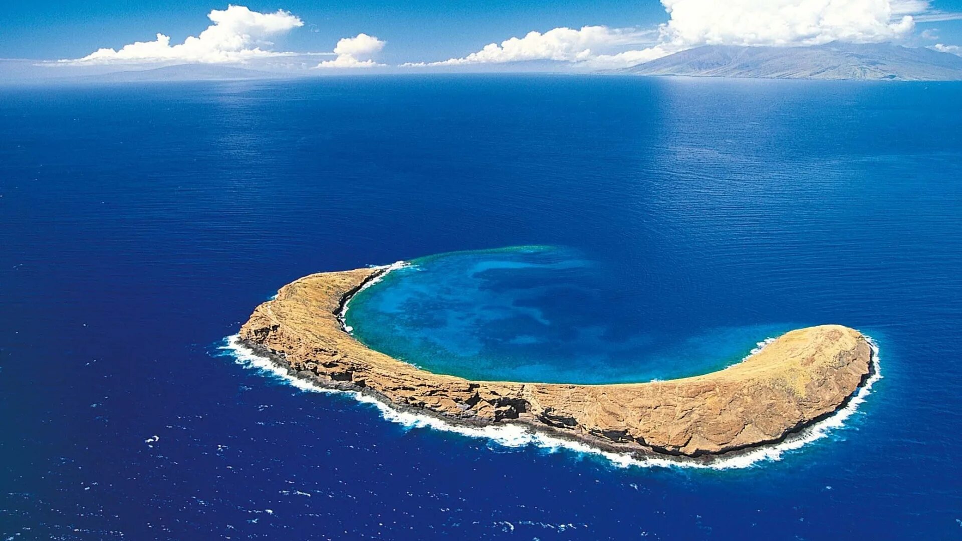Тихий океан самые крупные острова. Атолл Молокини, Гавайи. Атолл в тихом океане. Гавайские острова Мауи. Тихий океан Гавайи.