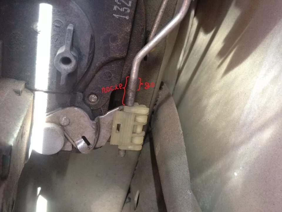 Не открывается дверь opel astra. Опель астра 2008 года механизм открывания двери. astra h тросик открывания двери передней. opel astra h тросик водительской двери. opel astra h 2008 центральный замок блок двери.