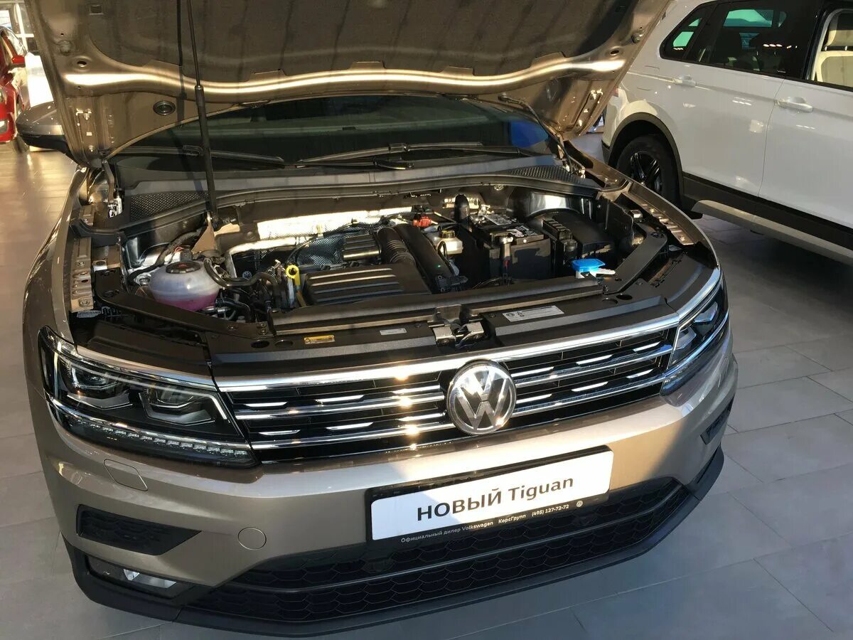 Volkswagen Tiguan, 2018 под капотом. Volkswagen Тигуан 2018. Volkswagen Tiguan 2 двигатель. Tiguan 2017 под капотом.