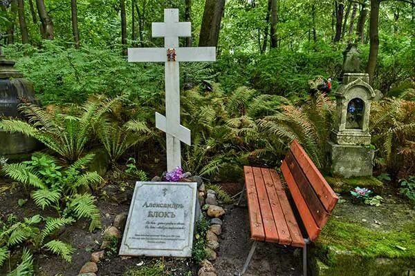 Смоленское кладбище блок. Могила блока на Смоленском кладбище.