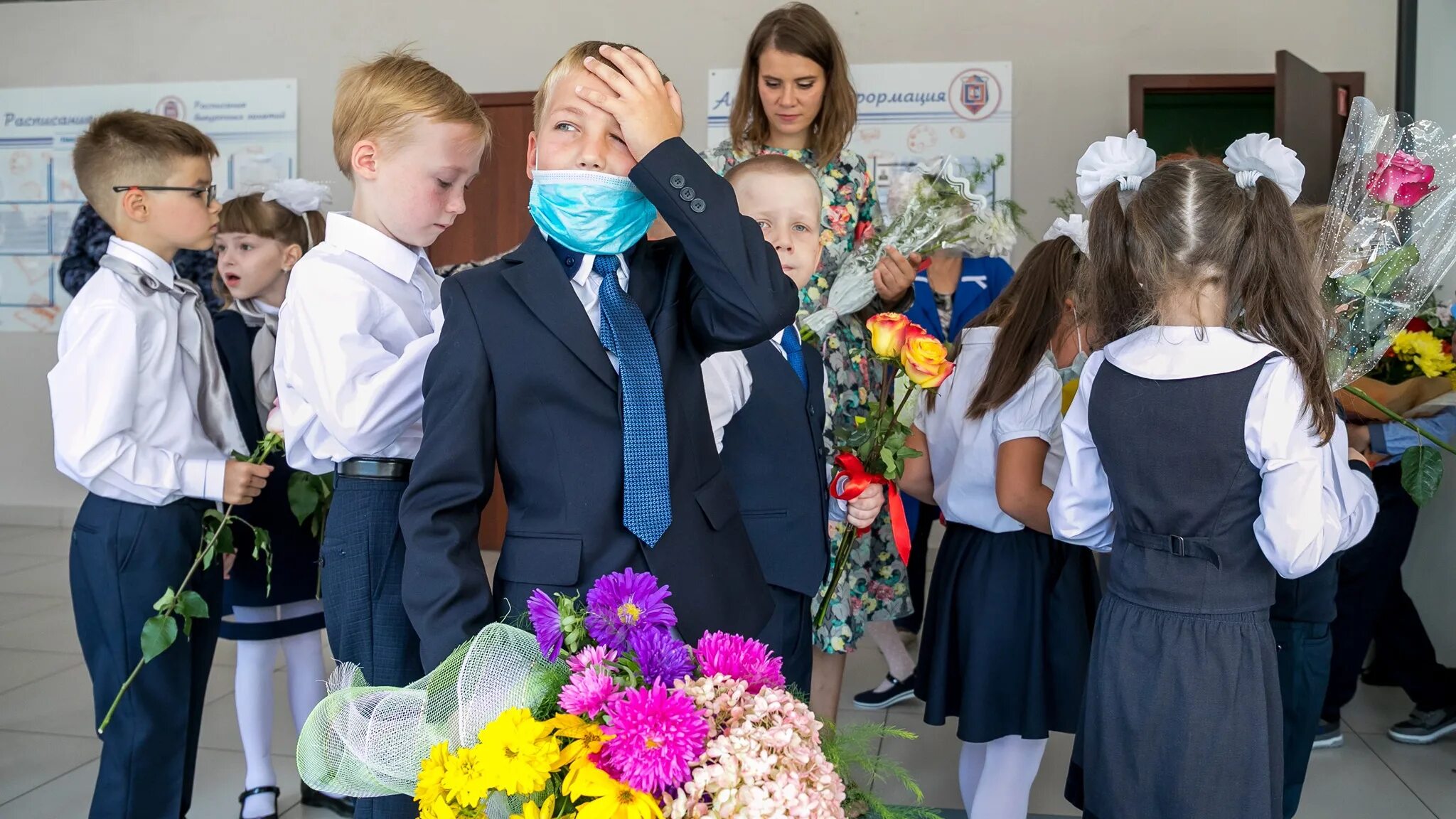 Школьники на линейке. Обучение 1 сентября 2020. Линейка 1 сентября. Обучение 1 сентября 2020. Новый год 1 сентября.