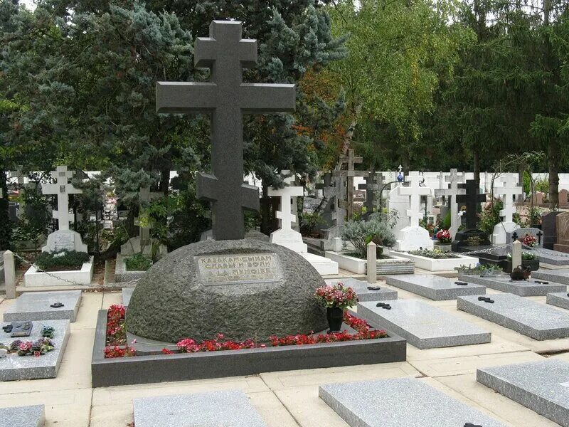 Кладбище сент женевьев де. Женевьев де буа русское кладбище. Русское кладбище во франции сент-женевьев-де-буа. Сент-женевьев-де-буа. Храм на кладбище сент -женевьев де буа.