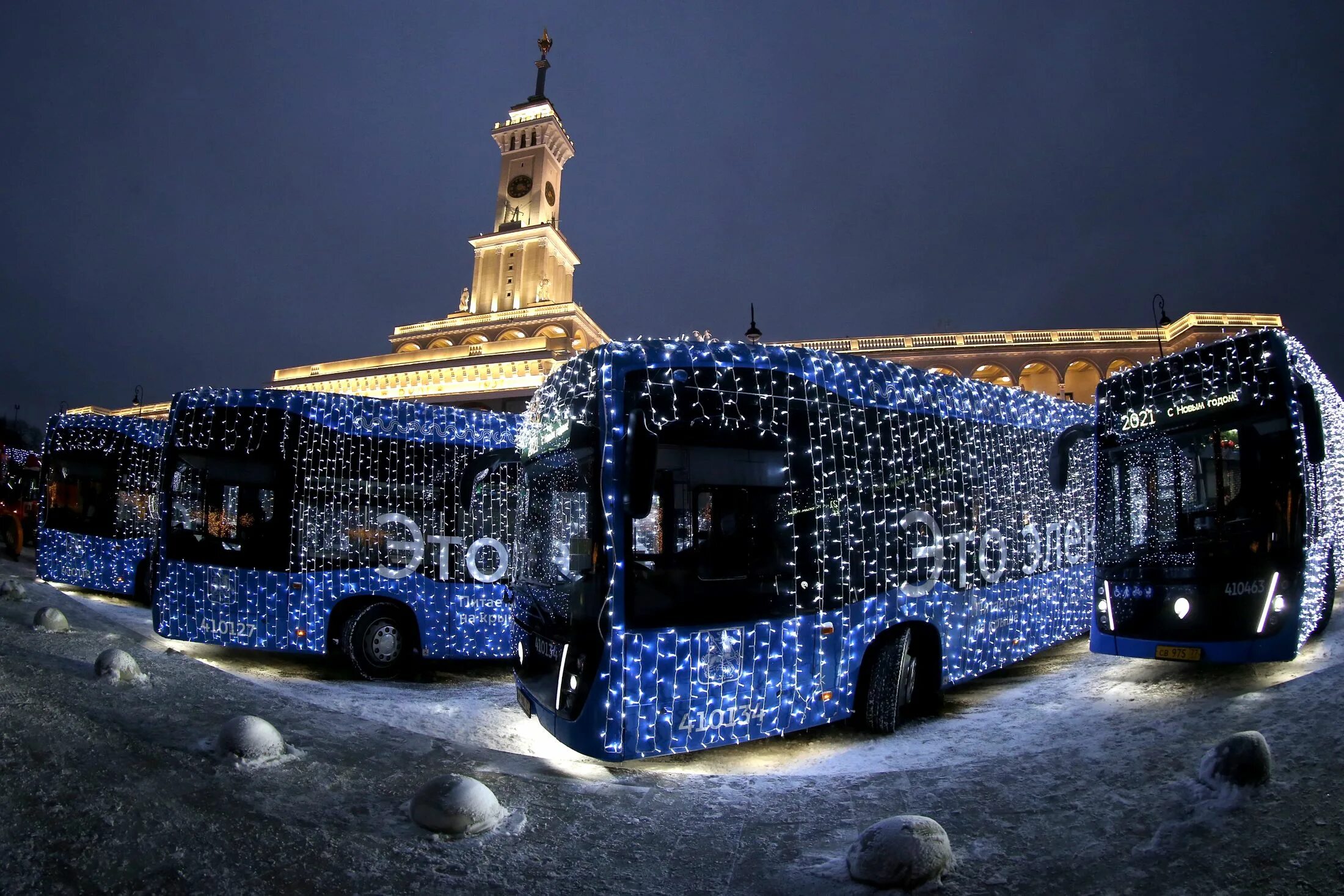 Транспорт в новый год. Новогодний транспорт москвы. Транспорт в новый год. Дедморобус в спб 2020. Электробус в москве зимой.