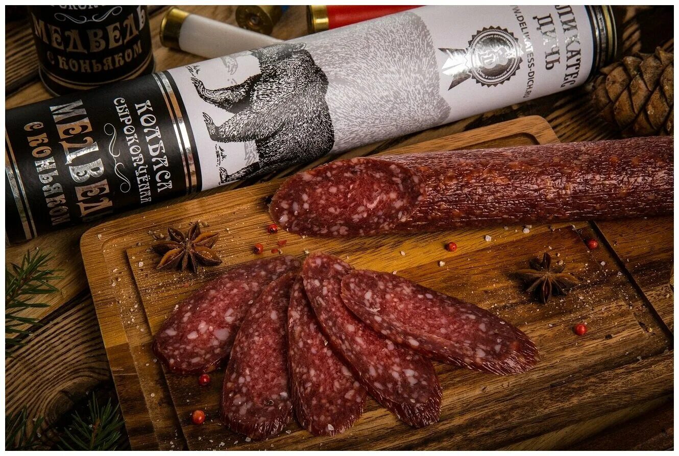 вяленая медвежатина. сушеное мясо. колбаса из медвежатины. сыровяленая колбаса. деликатес дичь колбаса медведь сырокопченая.