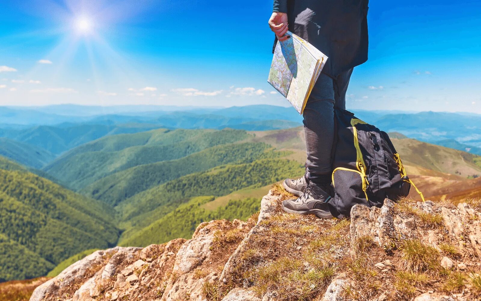Уединение с природой. Reading in the mountains. Книга путешествия. Reading the development of travel under the ocean. Девушка держит гору книг.
